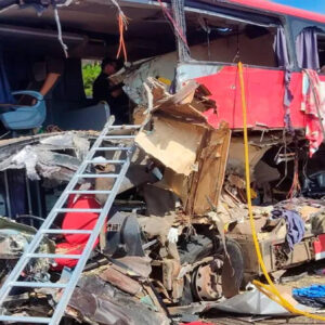 brezilyada pamuk kamyonuyla otobus carpisti cok sayida olu ve yaralilar var D3ky3mYm