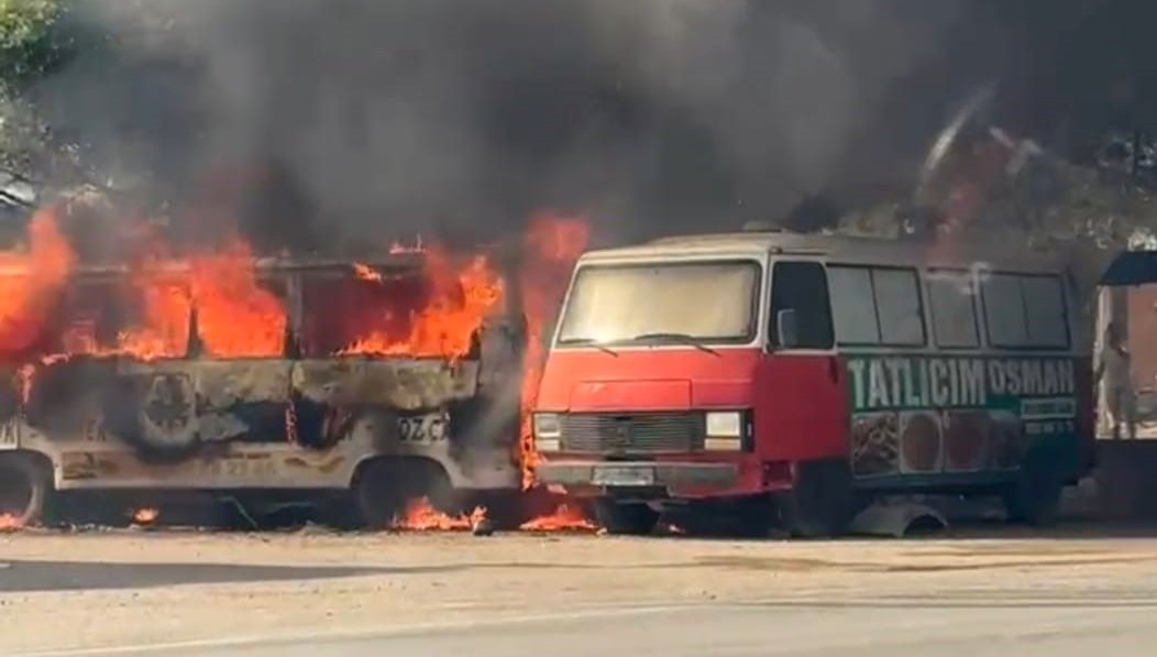alev alev yanan panelvandan geriye hurda yigini kaldi iVCa5Nca