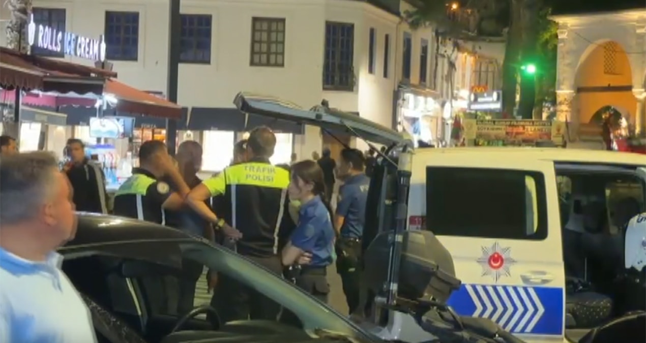 hesap odemeyip ortaliga ates acan 3 kisi gozaltina alindi QDw8U1xq