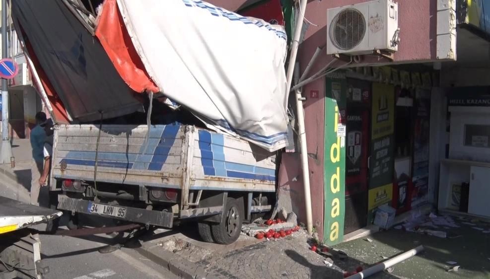 uskudarda kaza kamyonet is yerine girdi CvBQlQ9q