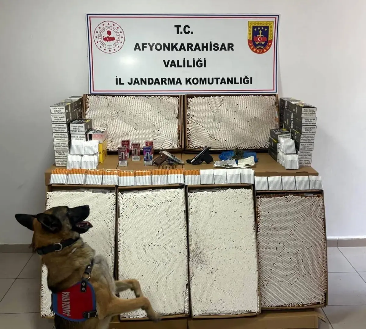 afyonkarahisarda uyusturucu ve silah baskini 5Vzex8Ng.jpg