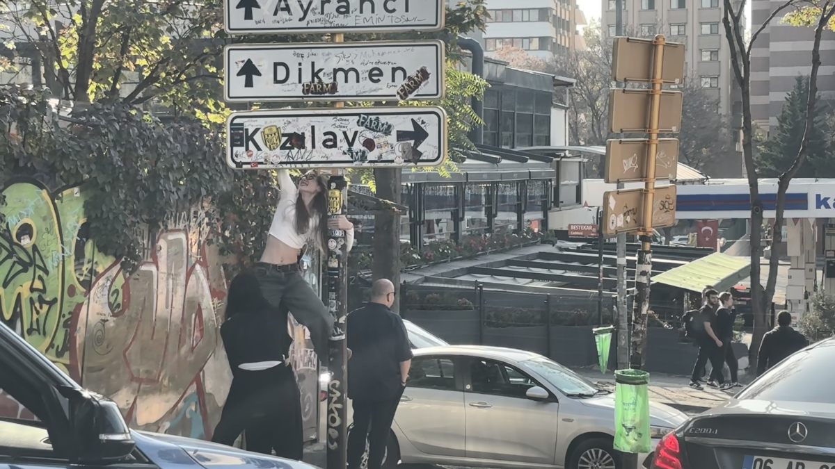 ankarada calinan kizilay tabelasinin yerine yenisi takildi polis bolgede onlemlerini artirdi 5G76p5YV.jpg