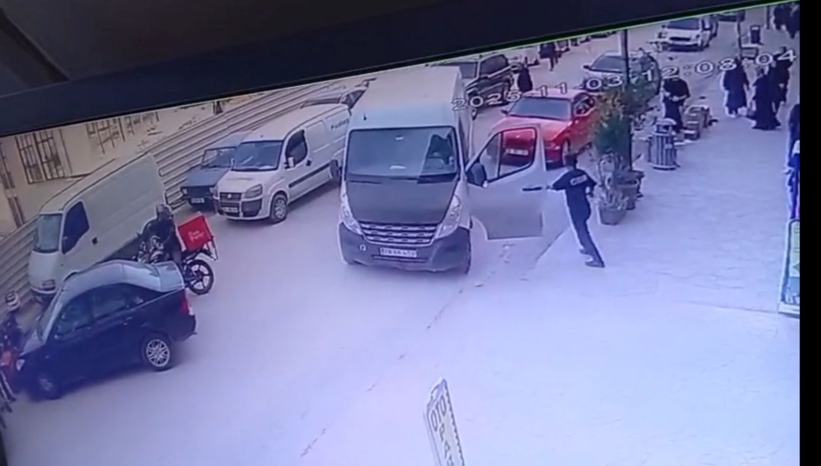 bir anda hareket etmeye basladi otopark gorevlisi son anda yetisti 9r6gyE2N.jpg
