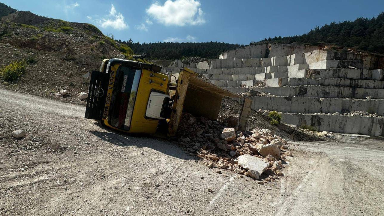 Bilecik’te Taş Yüklü Kamyonun Devrilmesi Sonucu İki Kişi Yaralandı