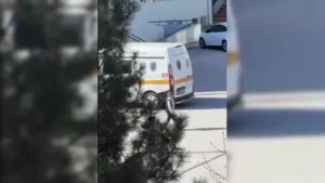 ortaokulun-tuvaletinde-saklanmis-silah-ve-tehdit-notu-bulundu-hem-okul-muduru-hem-bazi-ogrenciler-IThgMymq