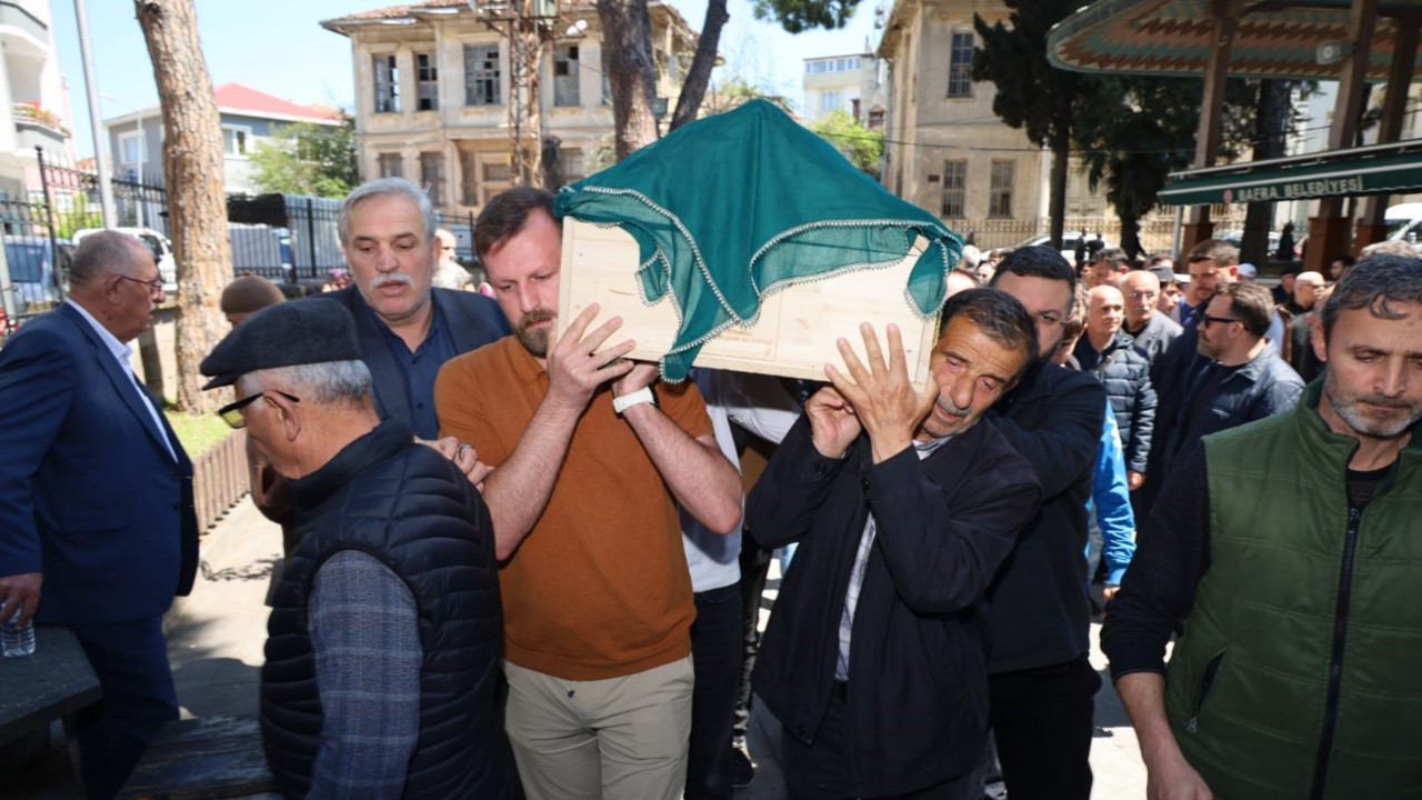 17-yasindaki-elaya-veda-babanin-tabut-basindaki-goruntusu-yurek-dagladi-Gy6hfx2e